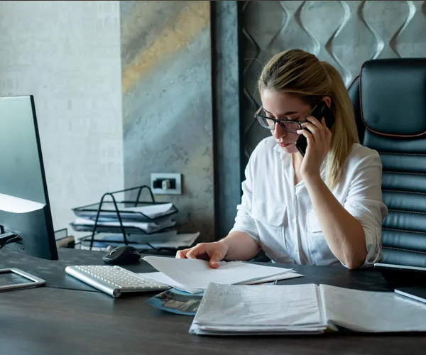 Frau macht Büroservice und Backoffice
